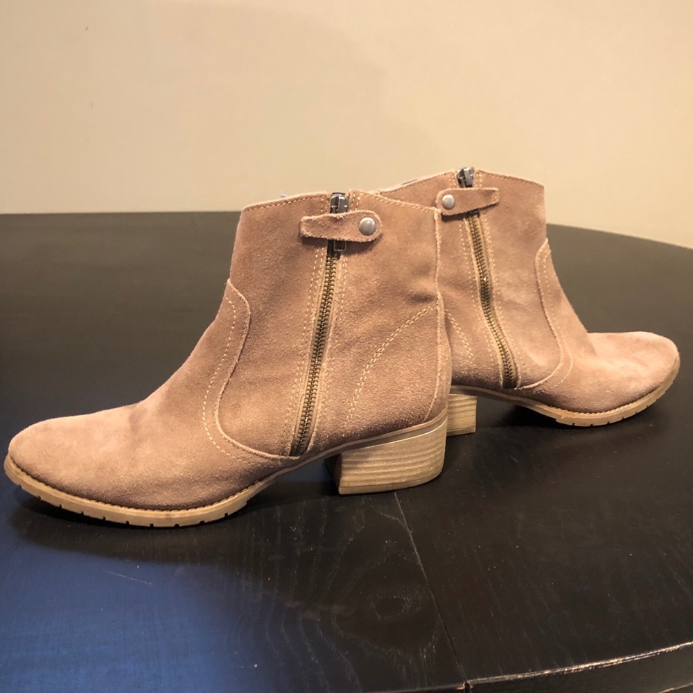 Michaels Stone ankle boots.